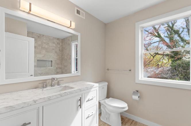 Mount Rainier Upper-Level Bathroom
